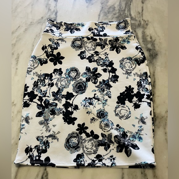 Ultra Flirt Dresses & Skirts - Ultra Flirt Pencil skirt L floral white black blue